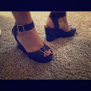 Gap black platform